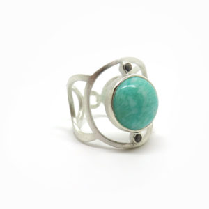Bague En Argent Massif Avec Cabochon De Pierre Bleue Et Cercles Ajourés - Occasion