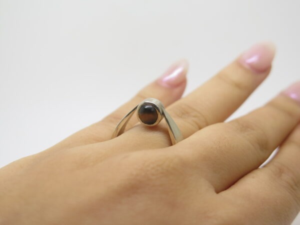 <b>Bague Poire </b><br><i>Argent, Œil de tigre et Onyx</i> – Image 3