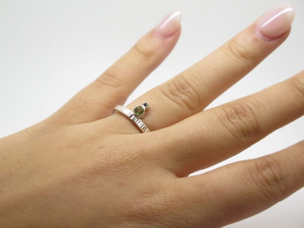 <b>Bague Indian Feeling verte </b><br><i>Argent, Péridot et Spinelle</i> – Image 4