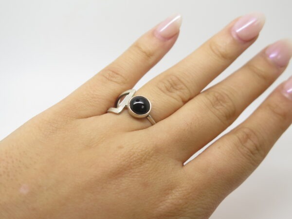 <b>Bague Asymétrique </b><br><i>Argent et Onyx</i> – Image 5