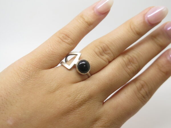 <b>Bague Asymétrique </b><br><i>Argent et Onyx</i> – Image 4