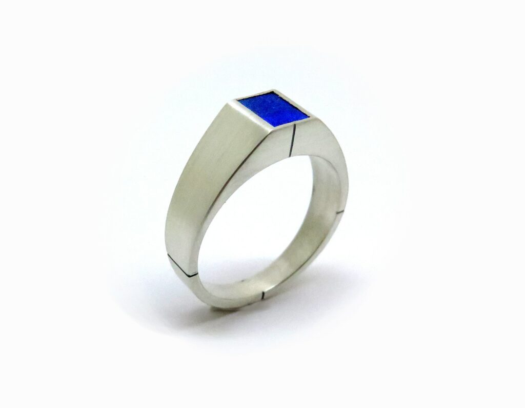 Chevalière pour homme en argent massif et lapis lazuli
