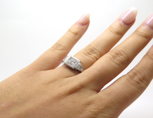<b>Bague de fiançailles de style Art Déco </b><br><i> Platine et diamants </i> – Image 3