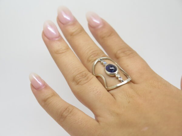 <b>Bague large et ajourée </b><br><i>Argent, Iolite, Labradorites, Pierres de lune et Spinelles</i> – Image 4