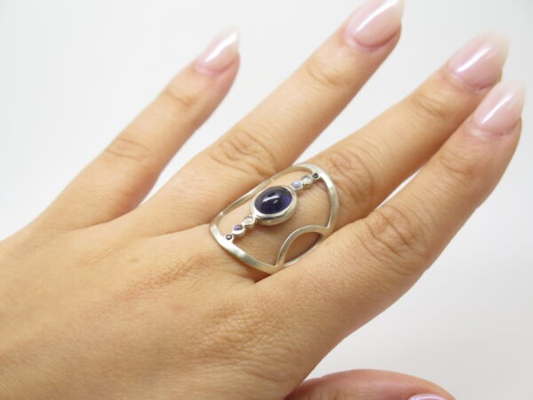 <b>Bague large et ajourée </b><br><i>Argent, Iolite, Labradorites, Pierres de lune et Spinelles</i> – Image 5
