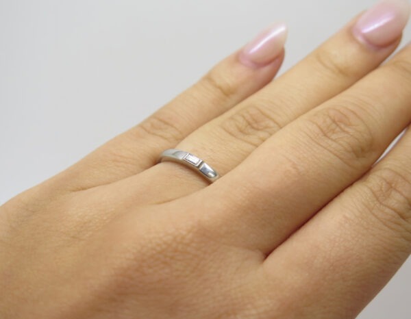 <b>Alliance diamant baguette </b><br><i>Platine et diamants</i> – Image 4