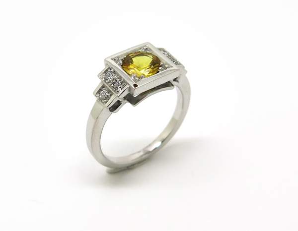 Bague de style Art Déco Or blanc, Saphir jaune et diamants