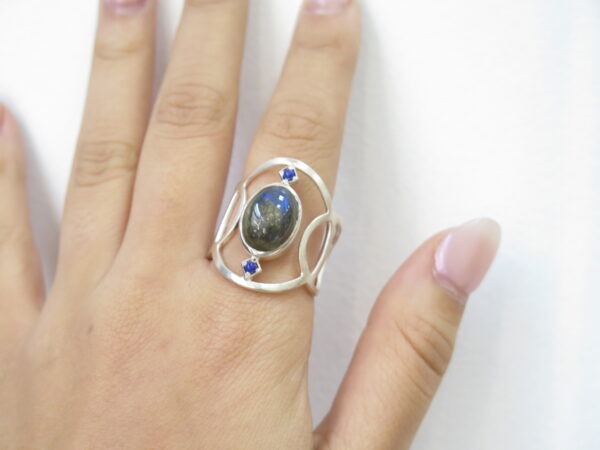 <b>Bague large cabochon </b><br><i>Argent, Labradorite et Lapis-Lazuli</i> – Image 5