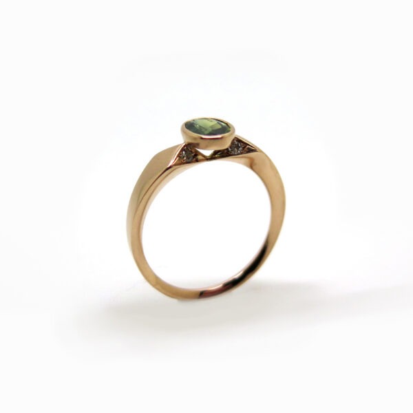 bague pyramide et pierre sur mesure