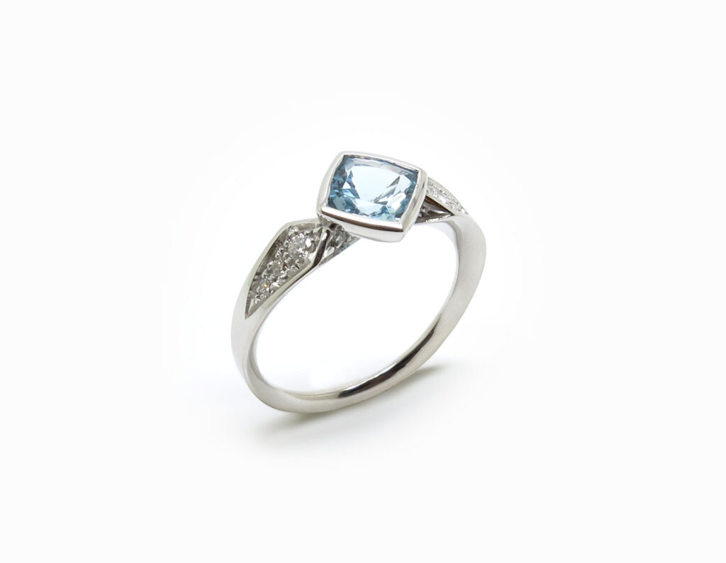 bague de fiancailles moderne or blanc aigue marine