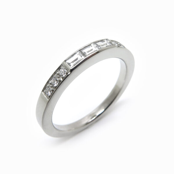 Alliance sur mesure en diamants baguette et platine