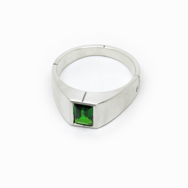 Chevalière sur commande en argent et pierre