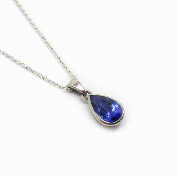 Pendentif crée sur commande en or blanc et tanzanite