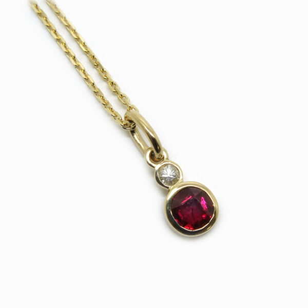 Pendentif sur mesure en or jaune et rubis