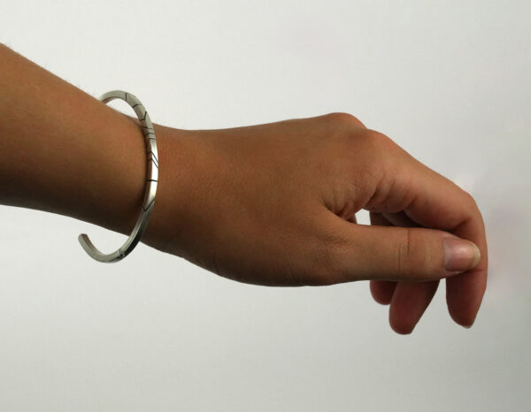 Bracelet en argent massif gravé