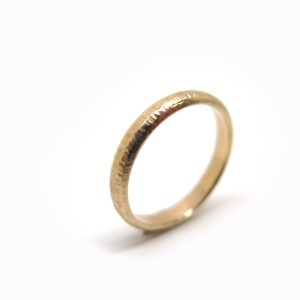 Alliance artisanale en or 18 carat