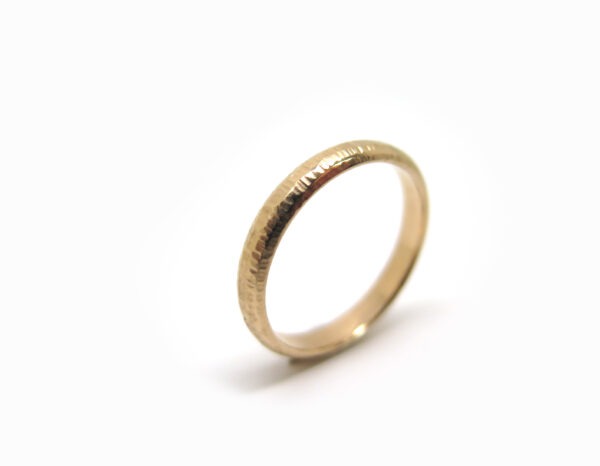 Alliance artisanale en or 18 carat