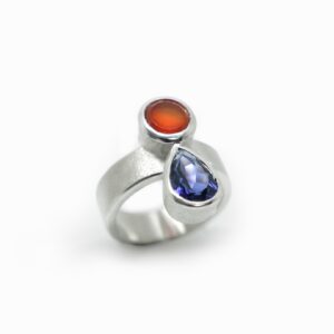 Bague en argent, cornaline et cordierite