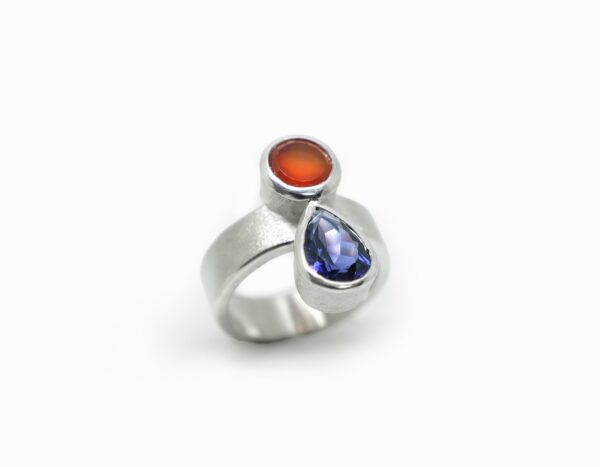 Bague en argent, cornaline et cordierite