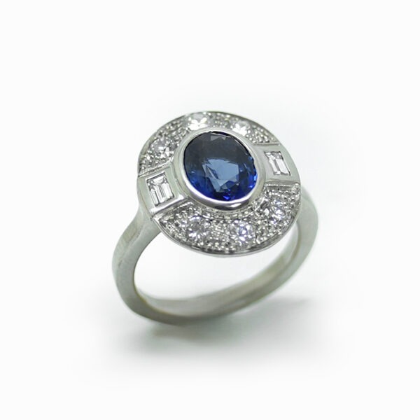 Bague sur mesure en or, diamants et saphir