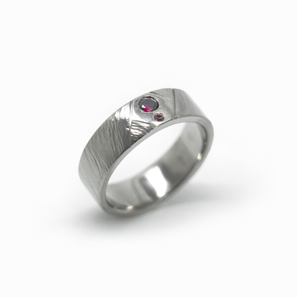 Bague en argent, rubis et grenat