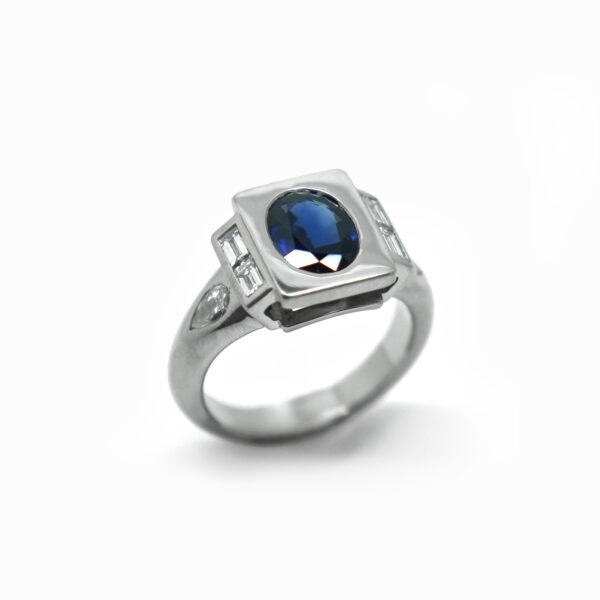 Bague sur mesure en platine et saphir