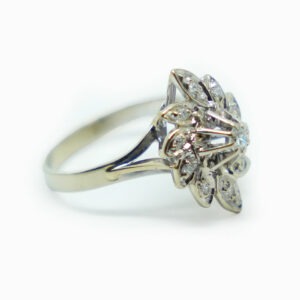 <b>Bague Fleur</b><br><i>Or blanc et Diamants</i>