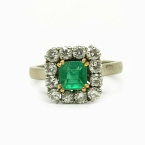 <b>Bague à entourage </b><br><i>Emeraude et diamants</i>