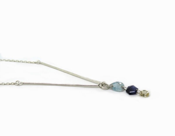 <b>Collier fin </b><br><i>Argent et pierres fines</i>