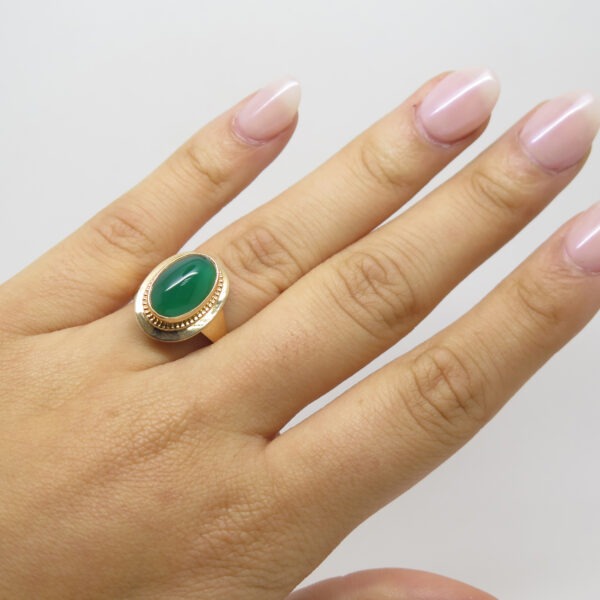 <b>Bague Cabochon </b><br><i>Or jaune et Calcédoine verte</i> – Image 2