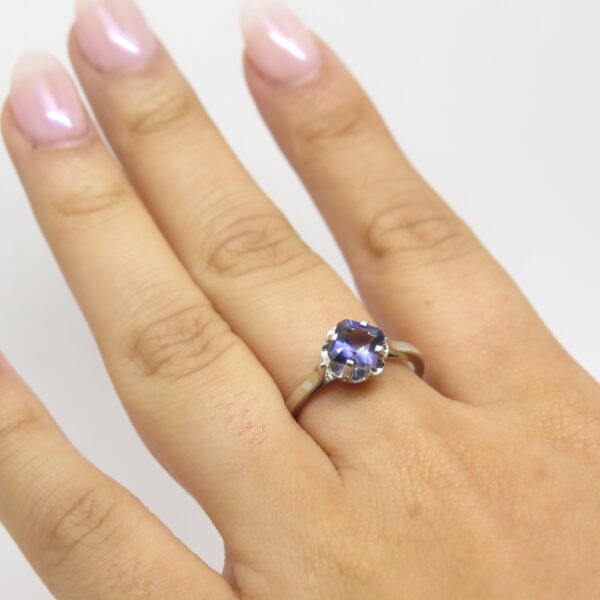 <b>Bague Vintage </b><br><i>or blanc et Iolite</i> – Image 2