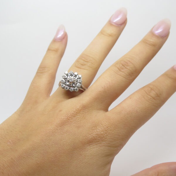 <b>Bague Plateau carré </b><br><i>Or blanc et diamants</i> – Image 3