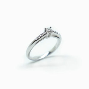 <b>Solitaire Mauboussin </b><br><i>Or blanc Diamants</i>