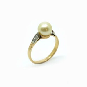 <b>Bague en Or jaune </b><br><i>Perle de culture et Diamants</i>