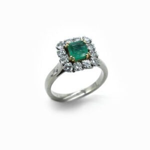 <b>Bague à entourage </b><br><i>Emeraude et diamants</i>