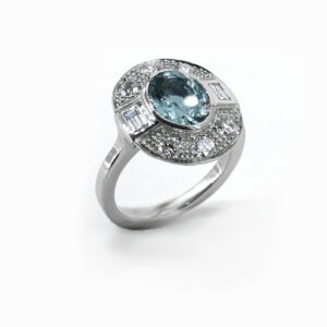 <b>Bague à entourage</b><br><i>Platine, Aigue marine et diamants</i>