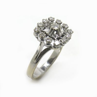 Bague-Plateau-carre-en-or-blanc-et-diamants