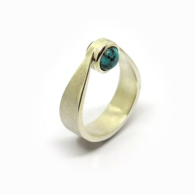 Bague en argent de createur a la forme de goutte