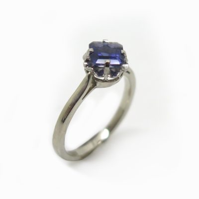 Bague Vintage en or blanc et Iolite