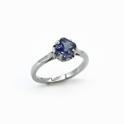 Bague Vintage or blanc et Iolite
