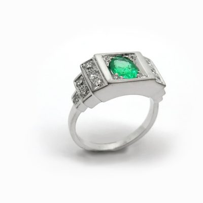 Bague de createur moderne en emeraude et diamants