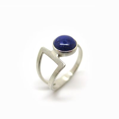 Sertie d'un cabochon de lapis-lazuli