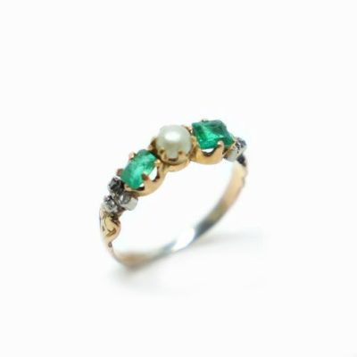 Bague-en-Or-jaune-Emeraudes-et-en-Perle-de-culture-copie-rhljdpijsfm63colsts19h6i3yftn8o6bbheoy6lcw copie 2