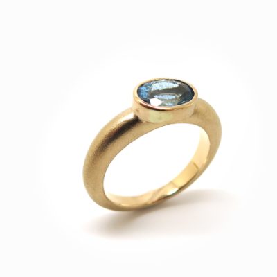 Bague boule sertie d'un aigue marine