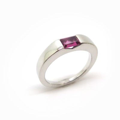 Bague moderne en or blanc