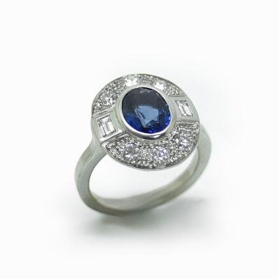Bague sur mesure en or, diamants et saphir