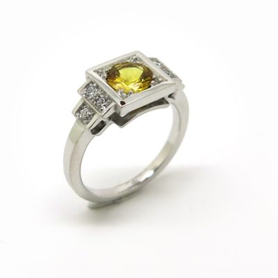Bague carrée en or blanc et saphir jaune