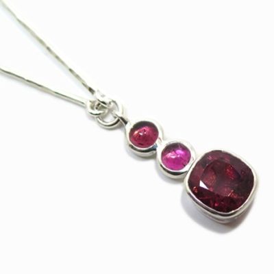 Pendentif pierres roses sur mesure