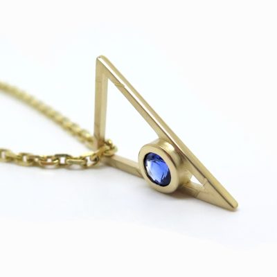 Collier triangle en or jaune et saphir pour homme