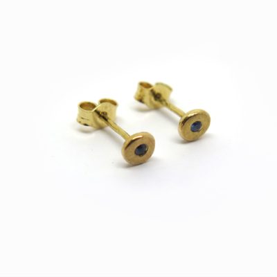 Puces d'oreilles fines en or jaune et pierres